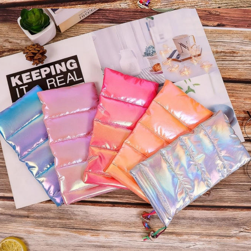 Phone Accessories Pouch - 断熱素材を使用した携帯電話用ケース。ダウンコットンで暖かく、ドローストリング付き。屋外での使用に適した携帯電話用ポーチ。過熱対策にも。